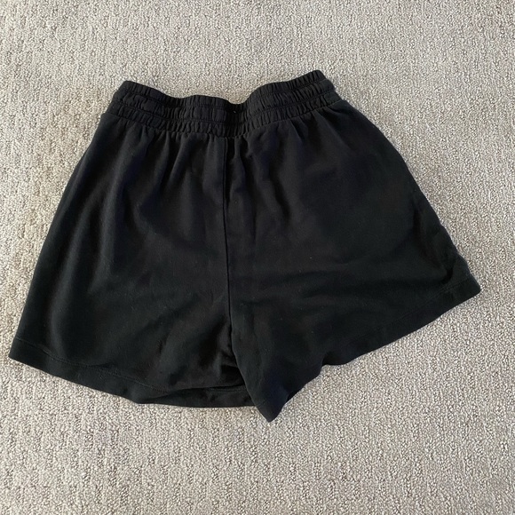 Lou & Grey Signature Soft Shorts in Black - Picture 4 of 8